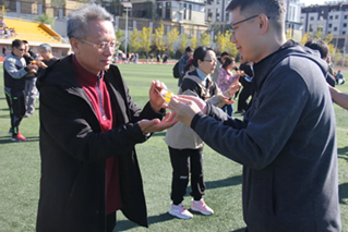 手里拿着风筝的人们低可信度描述已自动生成